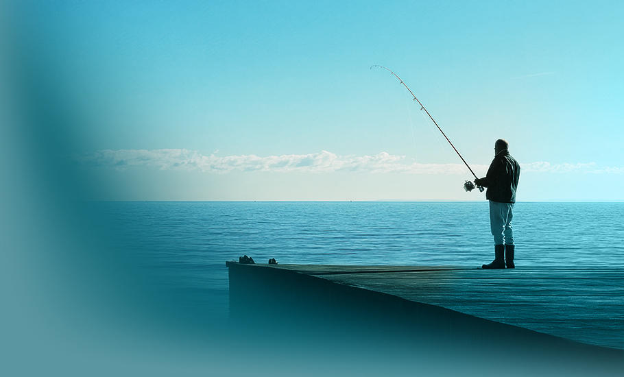 Symbolisches Bild für Blue Ocean Strategie: Einsamer Angler auf Holzsteg am ruhigen, türkisblauen Meer unter klarem Himmel – Metapher für unberührte Marktchancen.